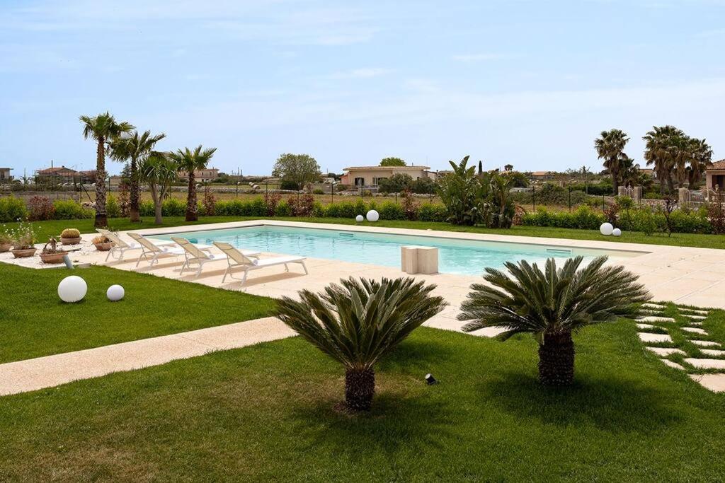 Villa Paradiso With Private Pool, Bbq Area, Huge Garden And Free Parking โมดิกา ภายนอก รูปภาพ